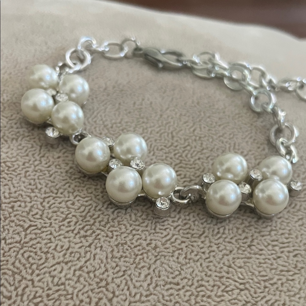 Elegant Pearl and Silver Bracelet